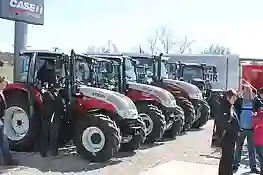 Steyr Traktoren in einer Reihe aufgereiht 