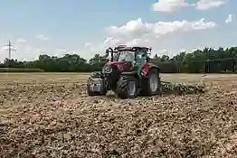 Bild von einem roten Case Traktor auf einem Acker