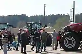 Bild von Menschen vor Traktoren bei der Ausstellung in Matzing