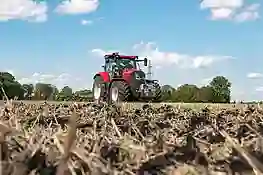 Bild eines Ackers mit eine Case Traktor im Hintergrund